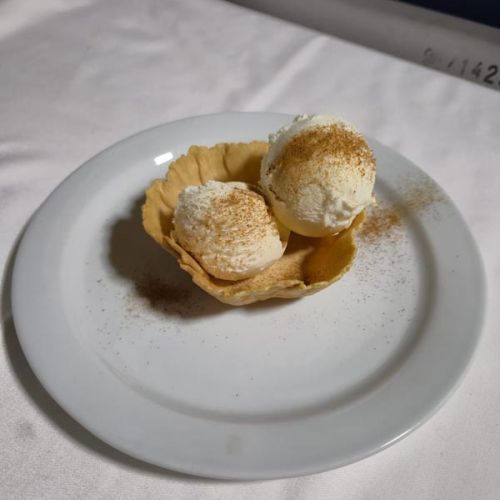 Helado de nata con piñones