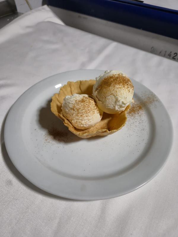 Helado de nata con piñones
