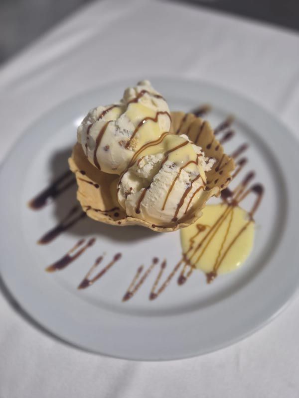 Helado de nata con piñones