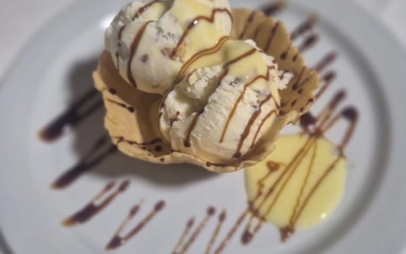 Helado de nata con piñones