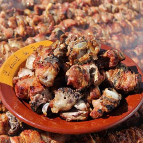 Pincho de lechazo servido en plato