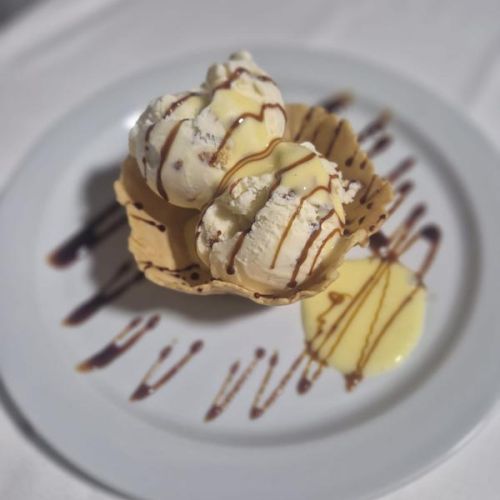 Helado de nata con piñones