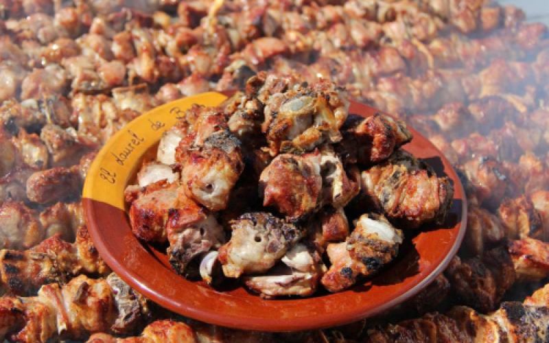 Pincho de lechazo servido en plato