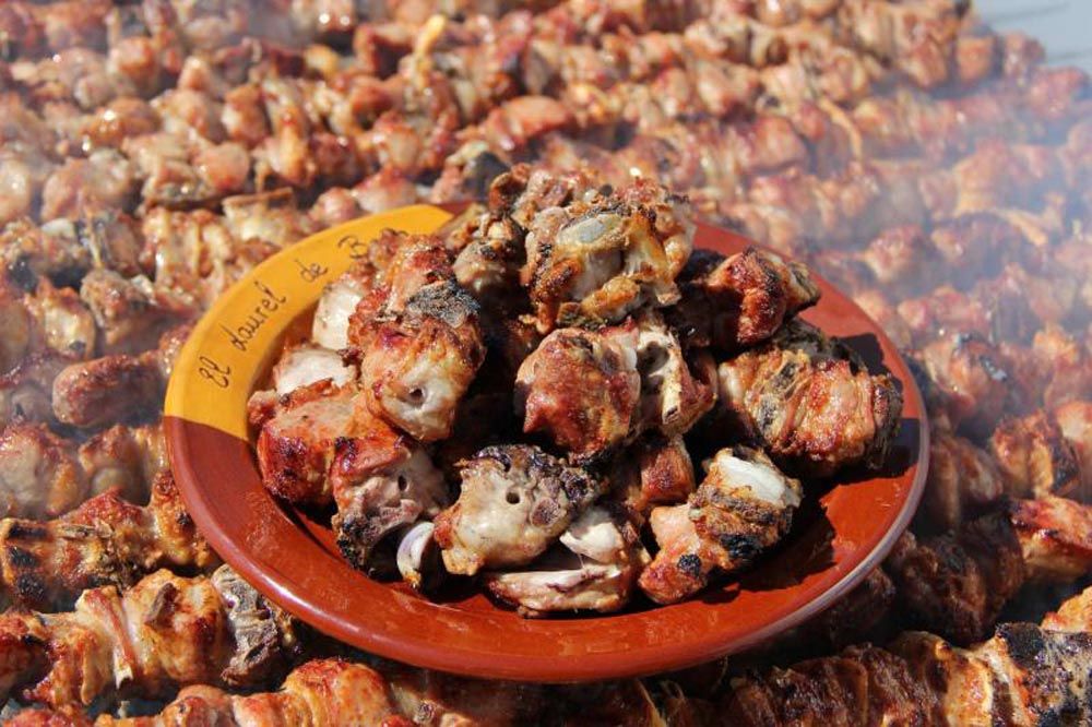 Pincho de lechazo servido en plato