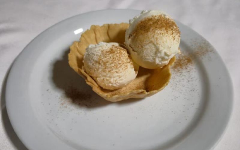 Helado de nata con piñones